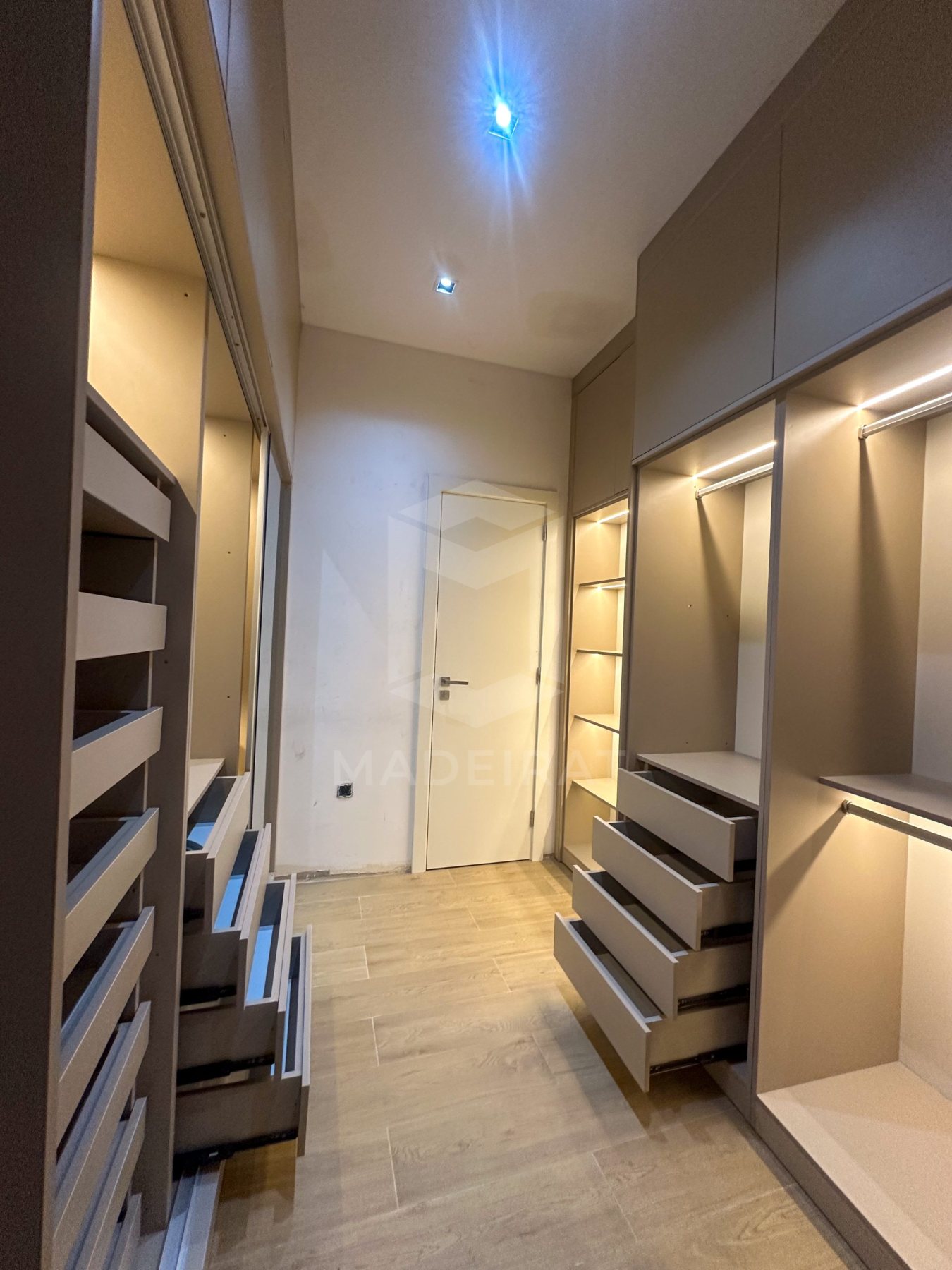 Closet com gavetas e iluminação LED imagem 1