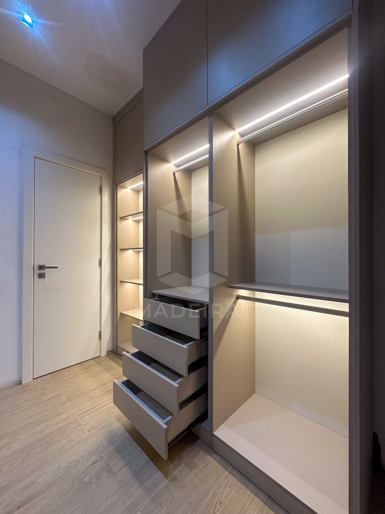 Closet com gavetas e iluminação LED imagem 2