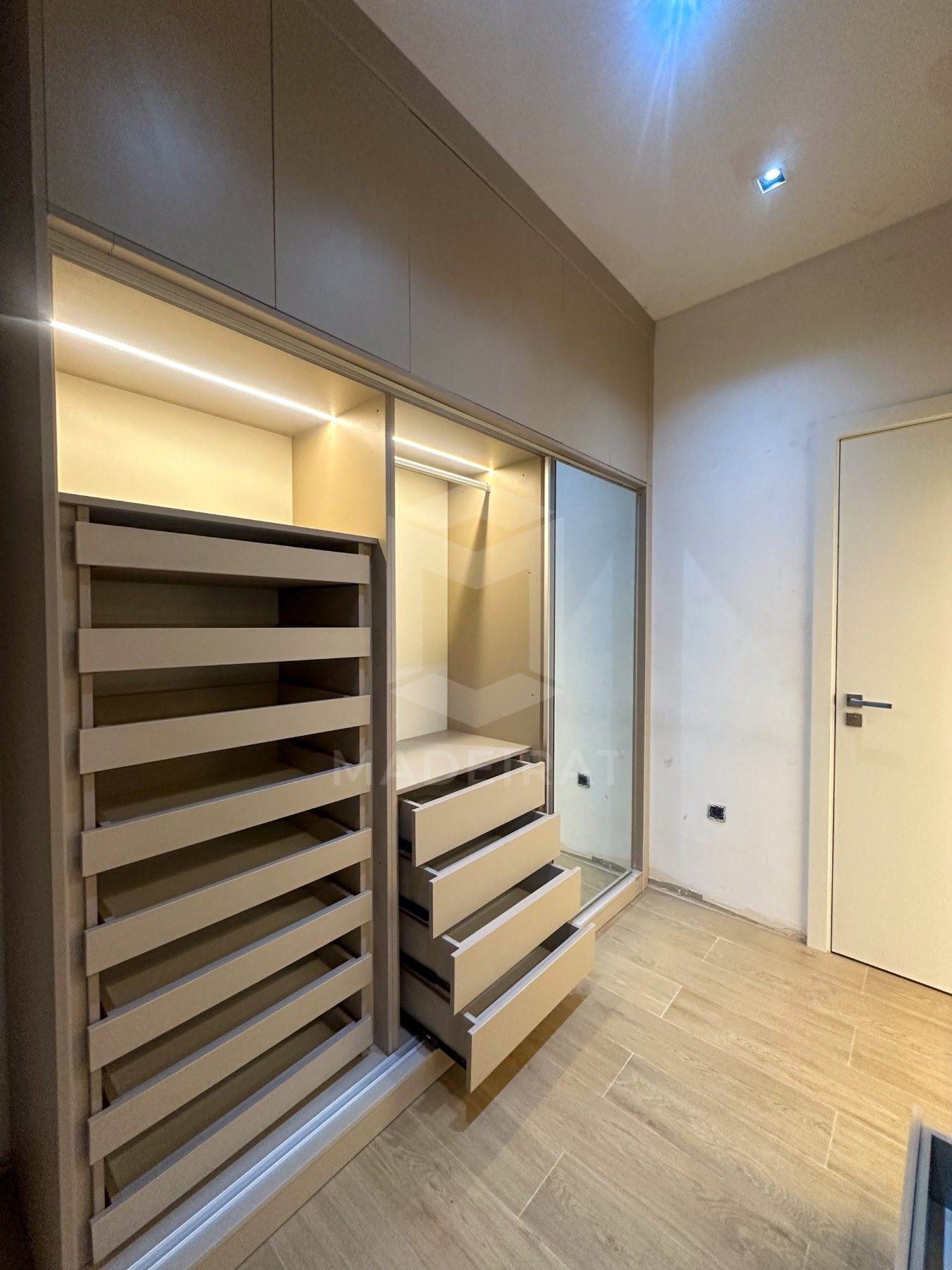 Closet com gavetas e iluminação LED imagem 3