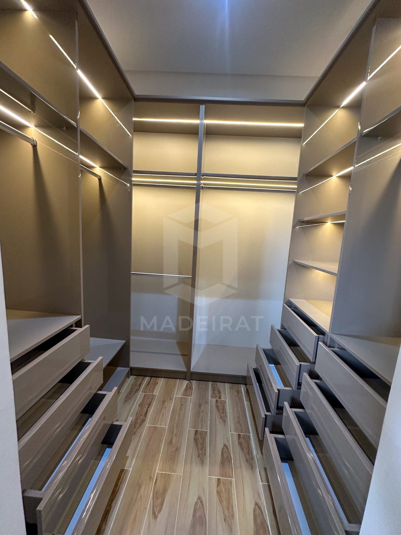 Closet em L com perfis LED imagem 4