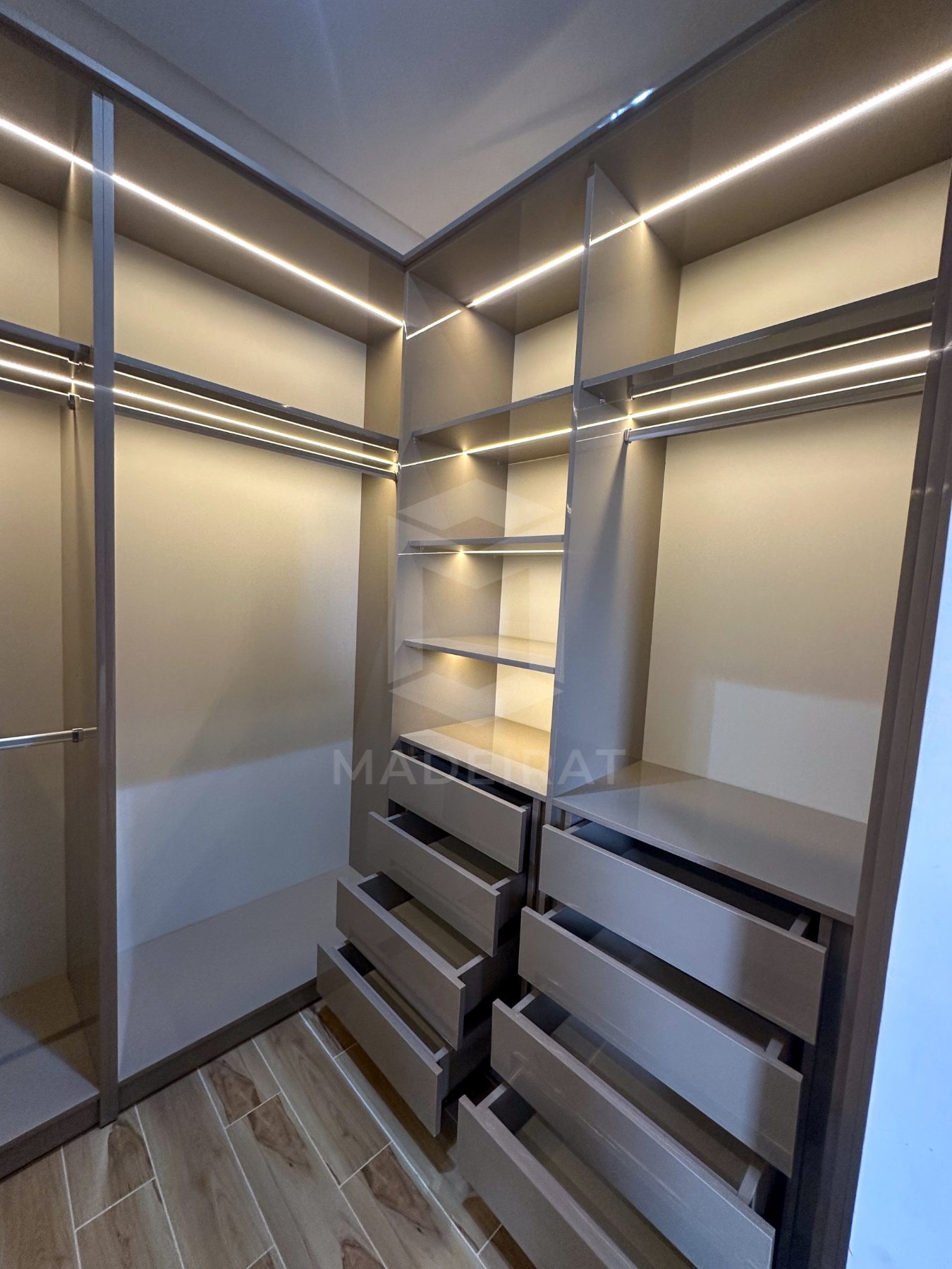Closet em L com perfis LED imagem 3