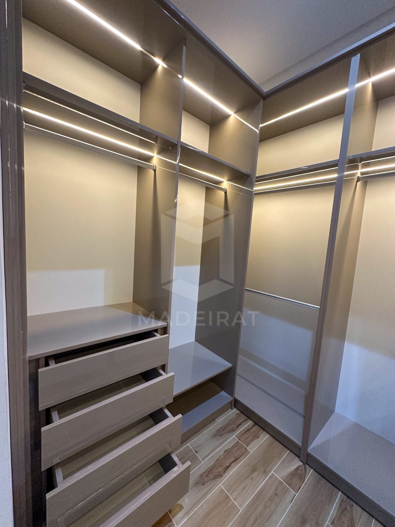 Closet em L com perfis LED imagem 2