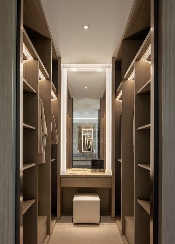 Closet em corredor com espelho imagem 2