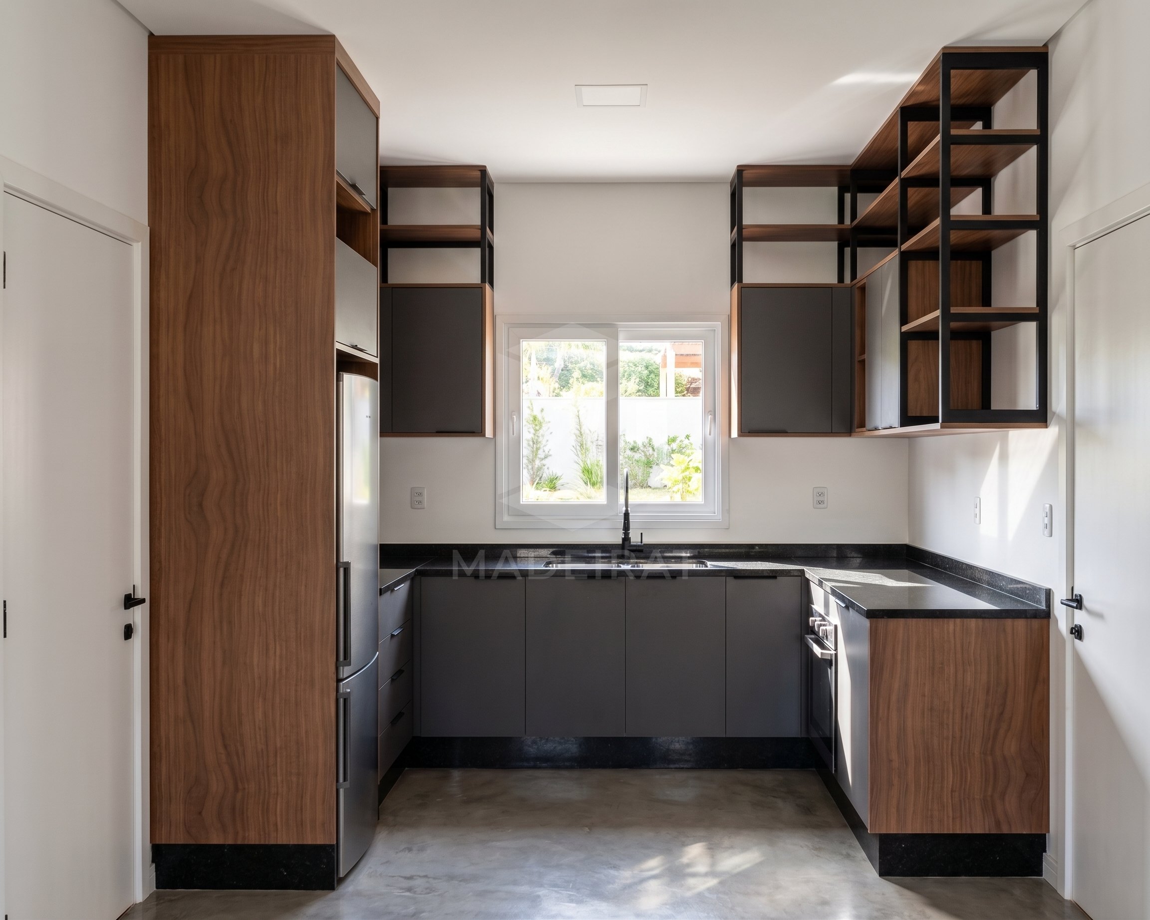 Cozinha em cinza escuro com coluna de madeira imagem 2